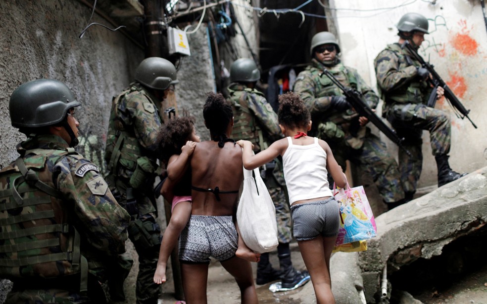 Forças Armadas ocupam pelo quarto dia a favela da Rocinha