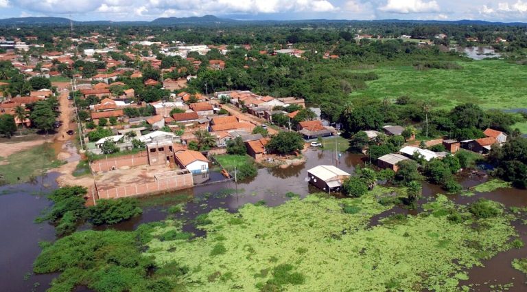 Rio Miranda sobe 24 cm e desaloja mais famílias