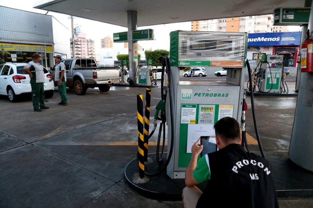 Procon constata abuso de preços em postos de combustíveis na Capital