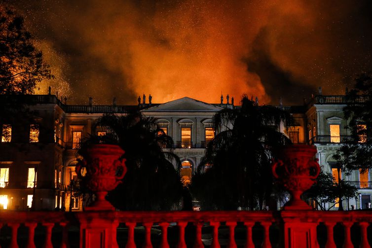 PF vai conduzir investigações sobre incêndio no Museu Nacional
