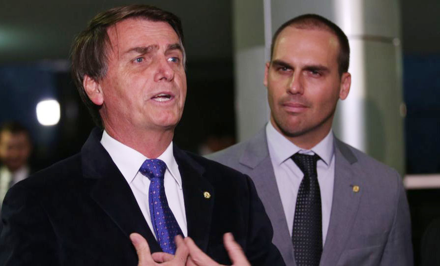 Bolsonaro diz não ter recuo sobre filho em embaixada