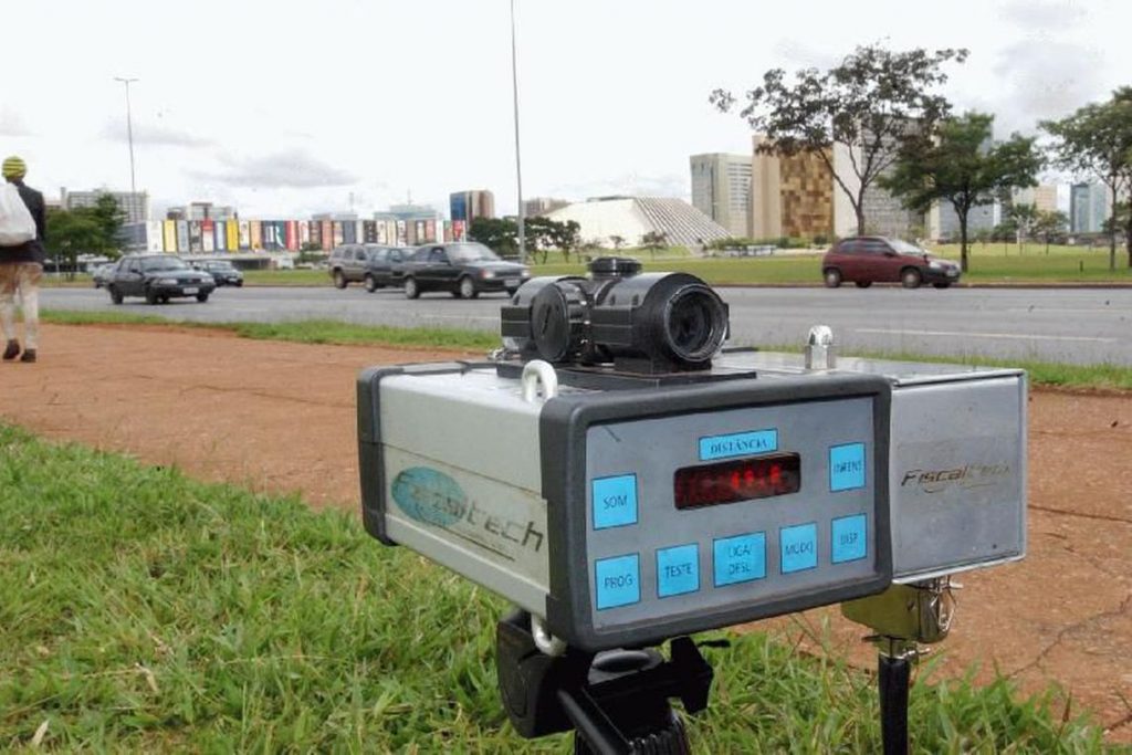 Bolsonaro determina a suspensão do uso de radares