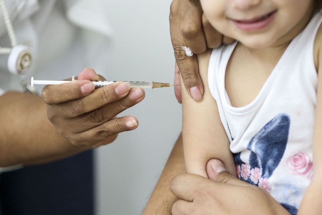 Sarampo: ministério recomenda vacinação de crianças que vão viajar
