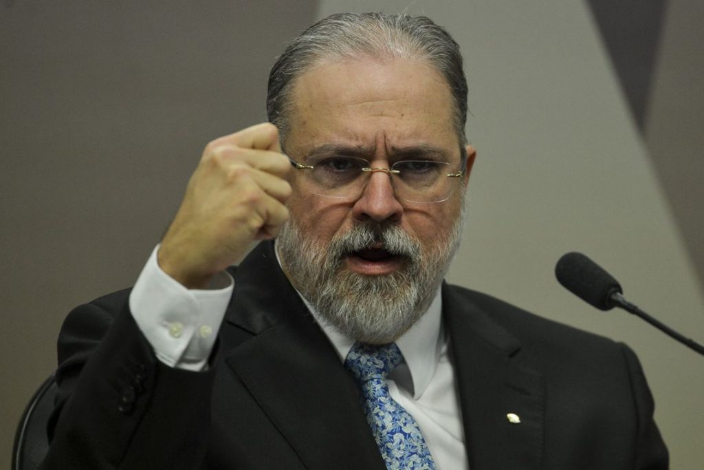 Bolsonaro assina nomeação de Augusto Aras na PGR