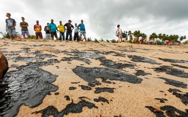 Toneladas de óleo recolhidas no litoral pernambucano