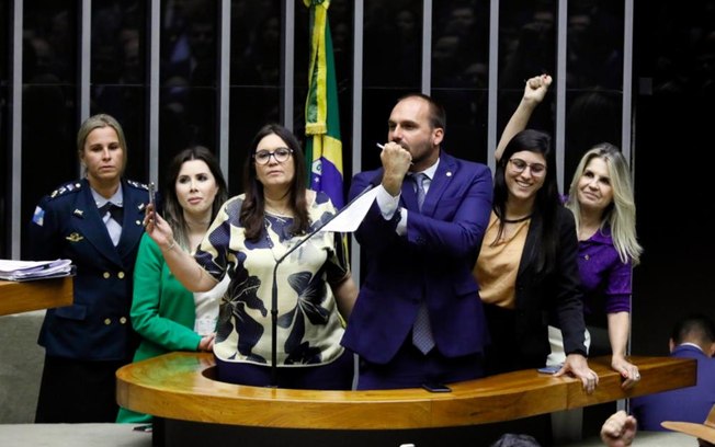 Eduardo Bolsonaro ataca deputadas que defenderam jornalista