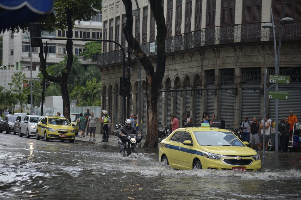 Chuvas fortes matam quatro pessoas no Rio de Janeiro