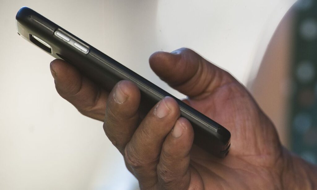 Procon pede que bancos provem segurança de aplicativos de celulares