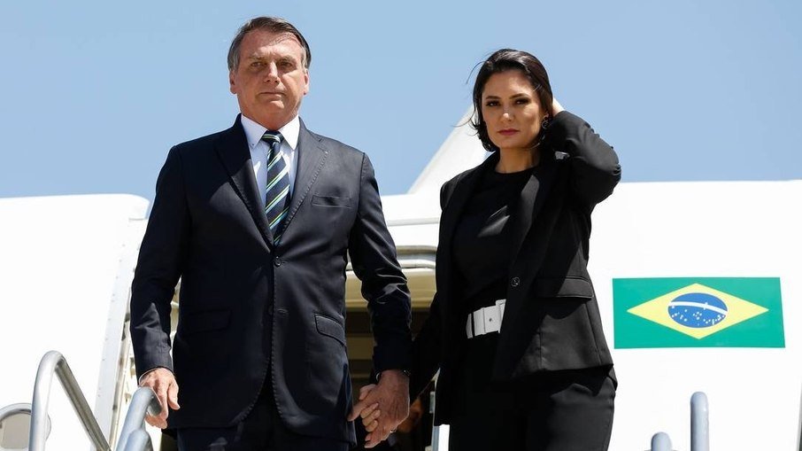 Bolsonaro condecora primeira-dama com Ordem do Mérito da Defesa