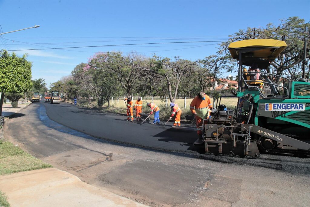 Marquinhos Trad revitaliza asfalto da rua da mansão onde mora