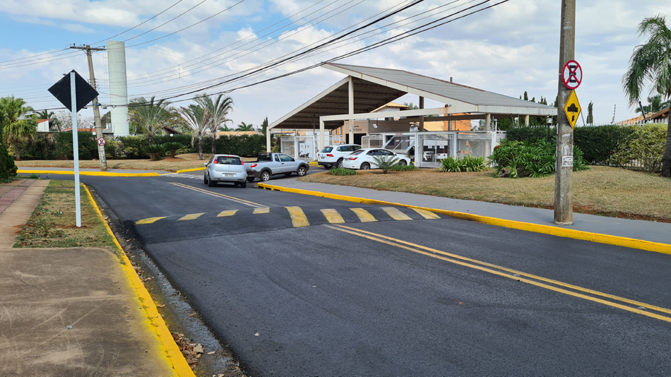 Marquinhos Trad revitaliza asfalto da rua da mansão onde mora