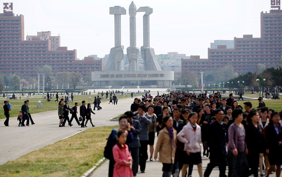 Norte coreanos relatam mortes e ação rápida contra surto de covid-19