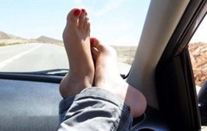 Apoiar pés no painel do carro pode causar lesões, diz especialista