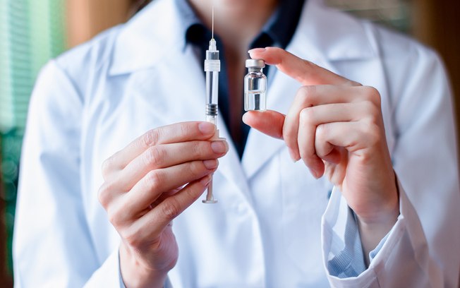 Covid: EUA encomendam 300 milhões de doses de vacina ainda em fase de testes