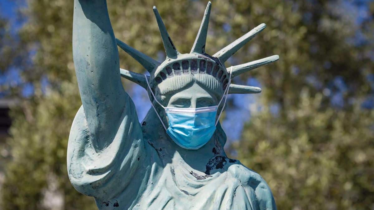 EUA: governador cancela obrigatoriedade de máscara e vacina
