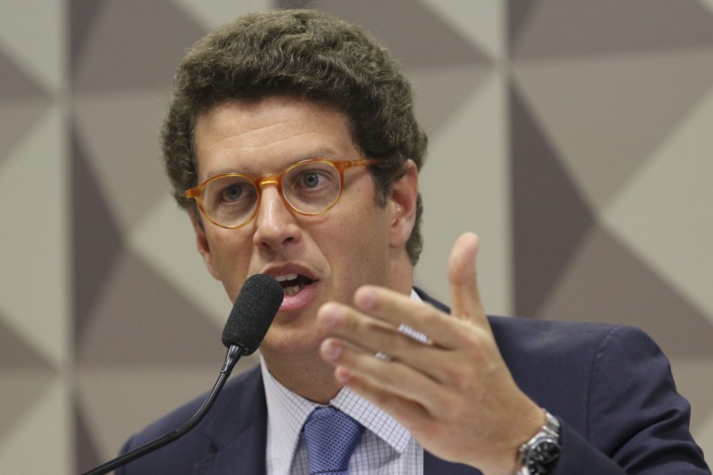 Alexandre de Moraes envia à PGR pedido de abertura de inquérito contra Salles