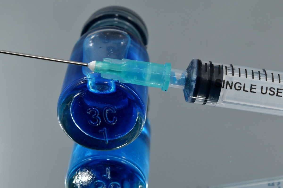 Vacinação ampla contra a covid não acontece até meados do próximo ano