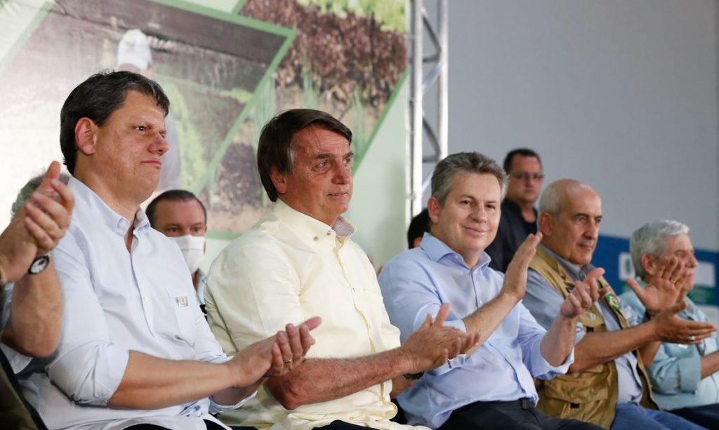 Bolsonaro entrega mais de mil títulos de propriedade rural em Mato Grosso