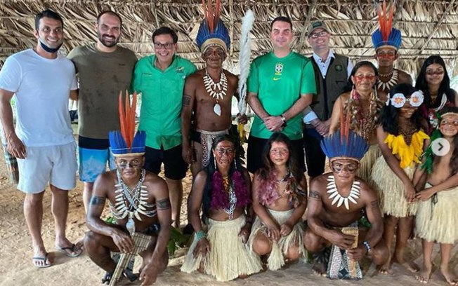 Sem máscaras, Eduardo e Flávio Bolsonaro visitam aldeia indígena no Amazonas
