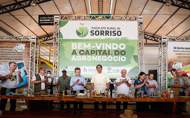 Bolsonaro diz que ficar em casa na pandemia é "para os fracos"