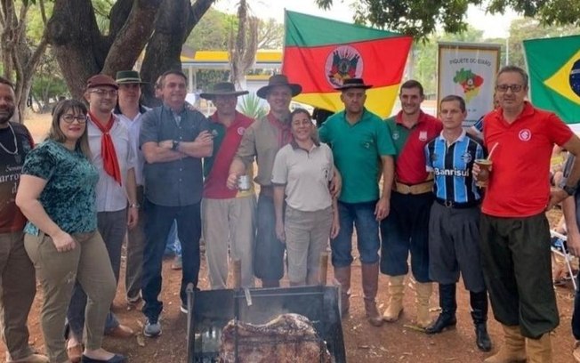 Sem máscara, Bolsonaro participa de churrasco com aglomeração