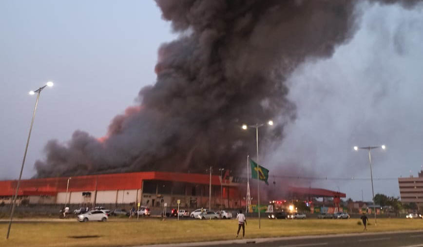 Vídeos mostram incêndio em loja do Atacadão em Campo Grande