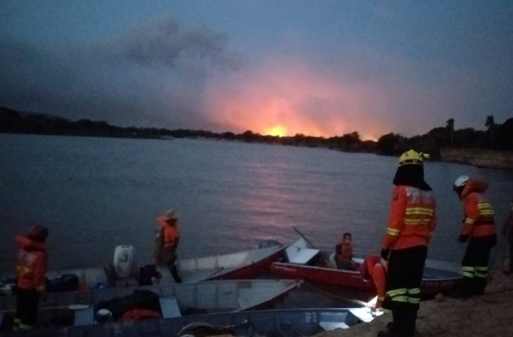 Bombeiros de MS e PR resgatam ribeirinhos durante combate a incêndios no Amolar