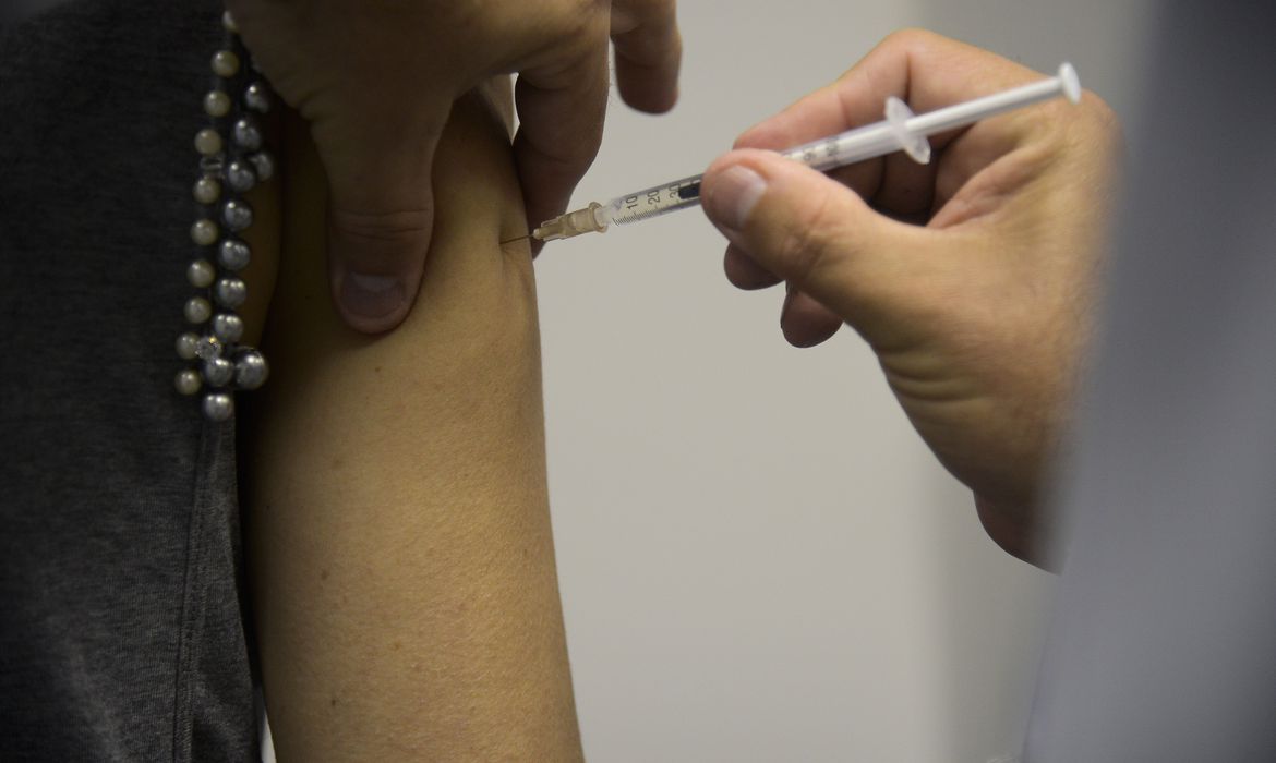 Vacinas importadas contra a covid-19 não pagarão imposto