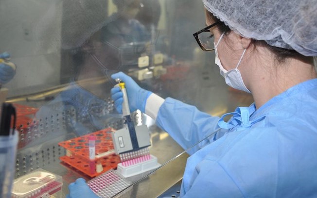 Testes da vacina de Oxford contra a covid foram retomados, mas Anvisa espera comunicado