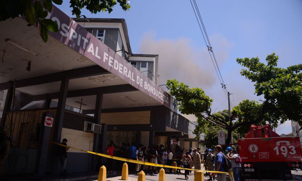 Defesa Civil do Rio vistoria hospital atingido por incêndio