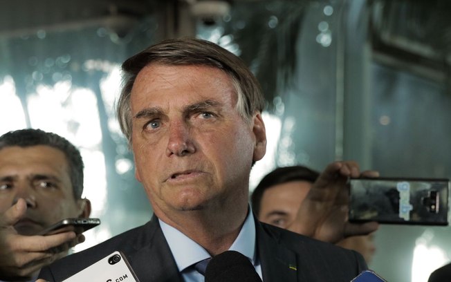 Em conversa com franceses, Bolsonaro afirma que cloroquina tem "100% de cura"