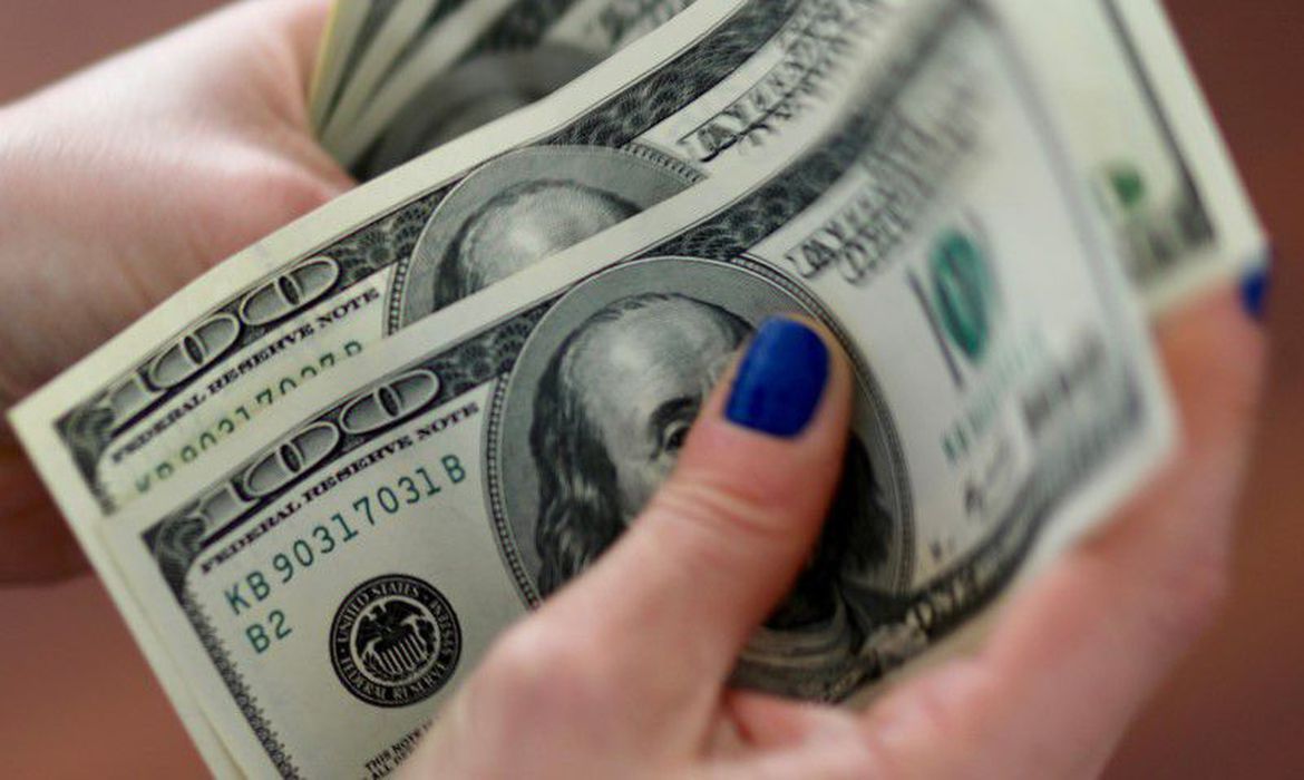 Rublo atinge pico de sete anos contra dólar