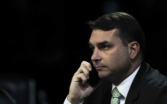 Defesa de Flávio Bolsonaro usou governo para tentar anular investigação sobre "rachadinha"