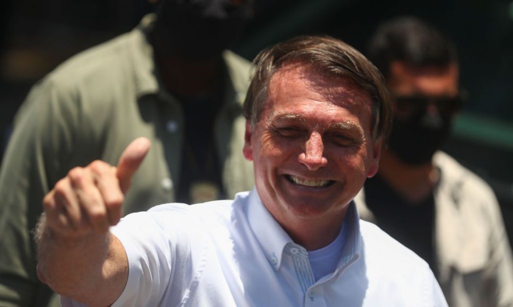 Bolsonaro vota no segundo turno das eleições municipais no Rio