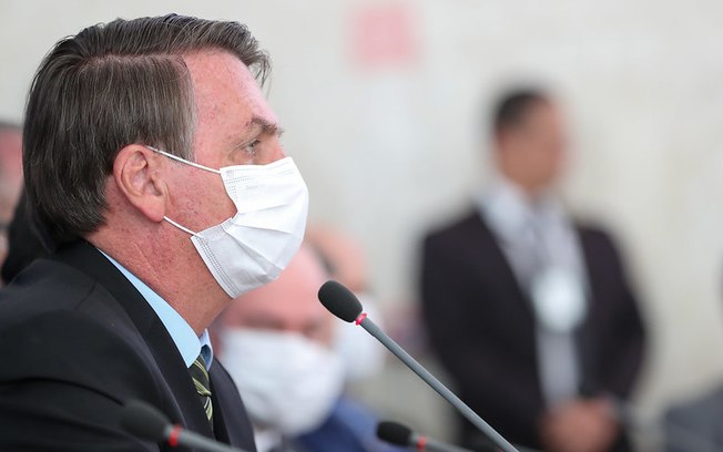 Bolsonaro questiona efetividade e diz que uso de máscara é "último tabu a cair"