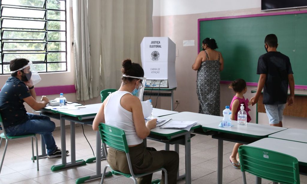 Tribunais eleitorais fazem auditoria das urnas em dia de votação