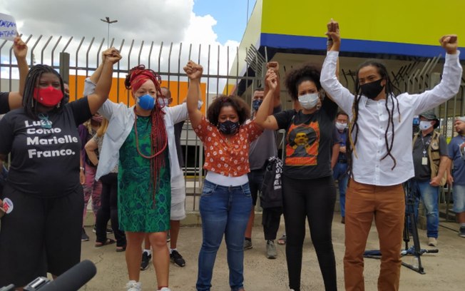 País tem protestos após homem negro ser espancado até a morte no Carrefour