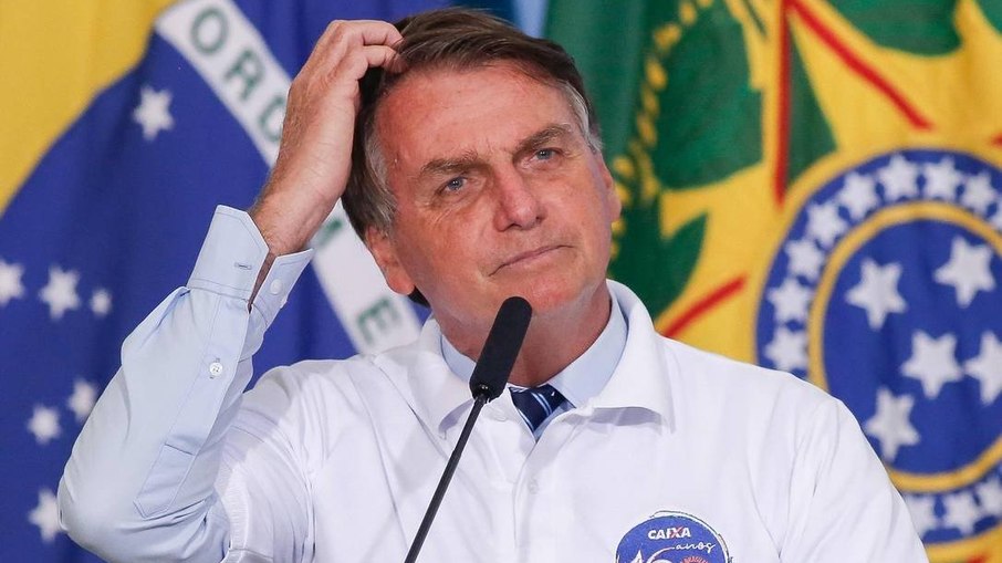 Bolsonaro convoca ministros para reunião de emergência sobre vacinação