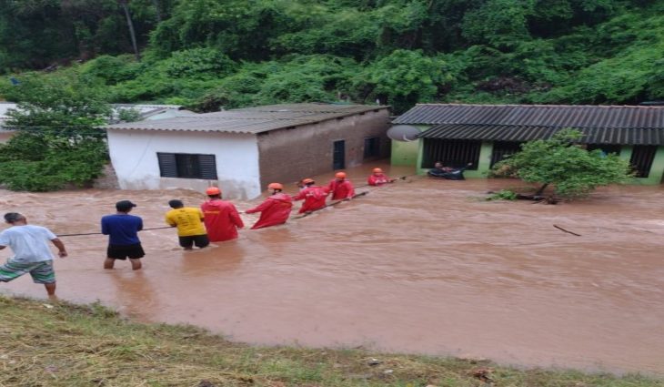Bombeiros atuam em resgate de famílias desabrigadas pela chuva em Corumbá