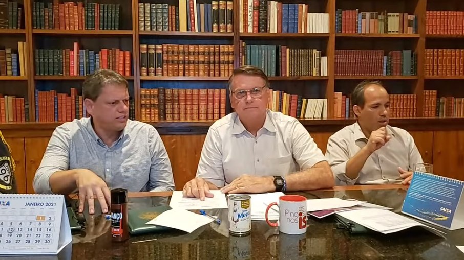 Bolsonaro credita alta nos casos de Covid a prefeitos que decretaram restrições