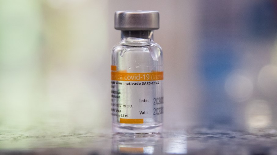 Médico inglês faz alerta e diz que vacinados também podem espalhar Covid-19