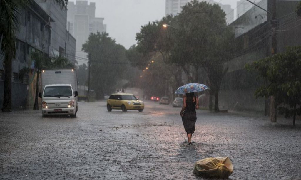 Inmet alerta que chuvas continuarão fortes no Centro-Oeste e Sudeste