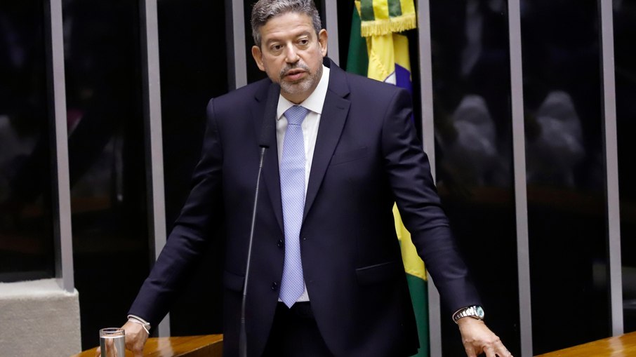 Lira defende decretos armamentistas de Bolsonaro: "Não extrapolou limites"