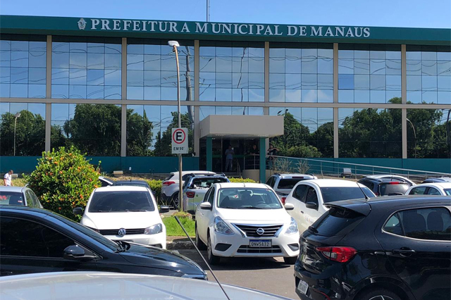 Manaus exonera médicos investigados por furar fila de vacina