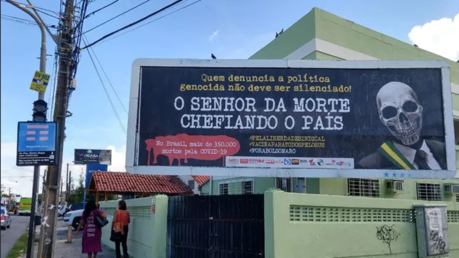 'Senhor da Morte': Bolsonaro recebe apelido em outdoor em Olinda-PE