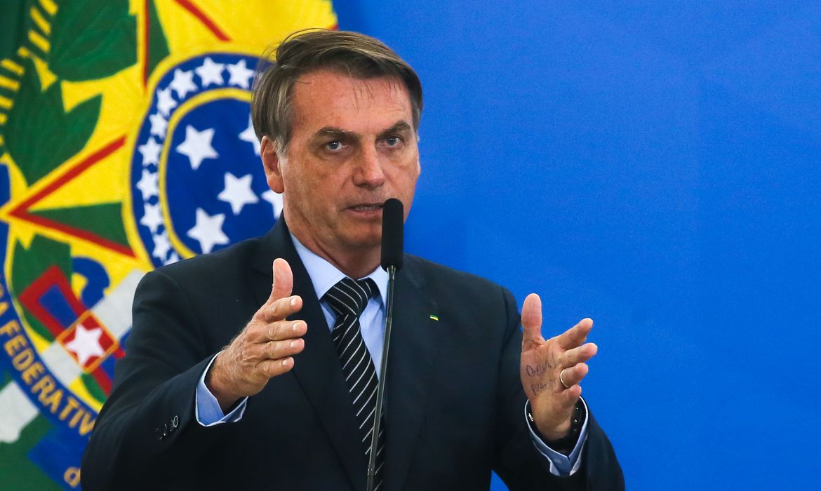 Bolsonaro diz que criticar forças armadas é “crime” ao comentar sobre compra de viagra e próteses penianas