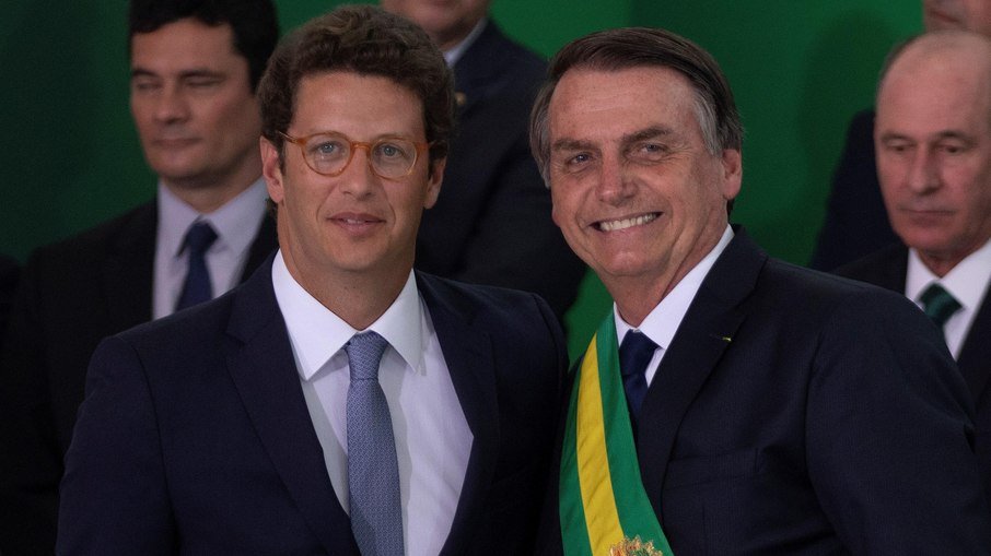 Bolsonaro é aconselhado por aliados a afastar ministro Ricardo Salles