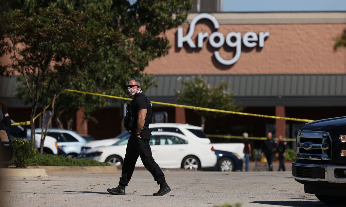 Nos EUA, atirador mata uma pessoa, fere 12 e se suicida em supermercado