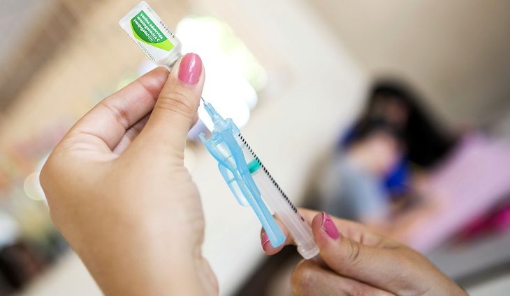 Vacina brasileira contra a covid-19 é aplicada pela primeira vez