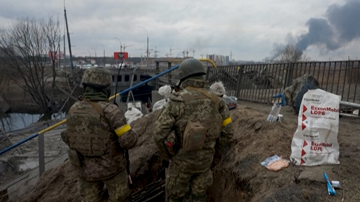 Ucranianos se defendem de avanços russos na região de Donbas